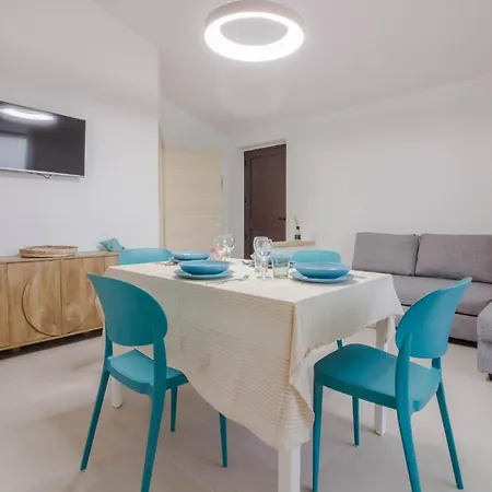 Guesthost - Lovely Nest Near The Apartman Cannigione