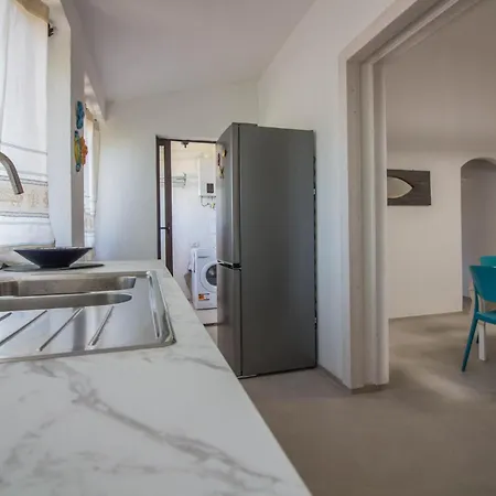 Guesthost - Lovely Nest Near The